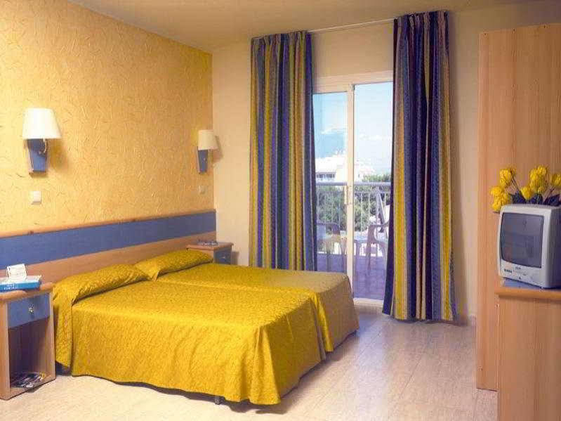 Sahara Nubia Gobi Hotel Ses Cadenes Exterior photo A room at a hotel in Malta